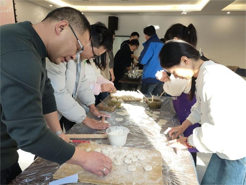 中原首页-尊龙网站举办“冬至包饺子”活动，温情满满